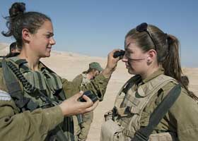 实拍以色列独立女兵营野外实战训练(1)